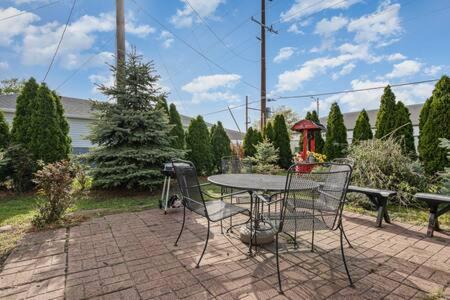 Downstairs 2 Bedroom Apt- Pet Friendly- walking distance to beach & shops view 4