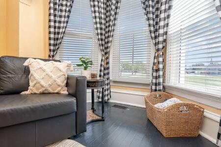 Beautiful downstairs 1bed 1bth charmer- Pet Friendly view 3