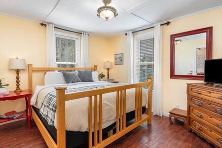 Downtown 5Bed Walking Distance to Beach Sleeps 16 view 5
