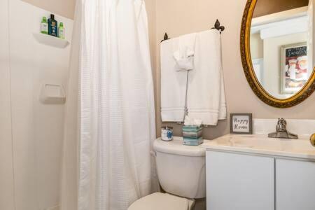 Studio w King Bed Walking distance to Beach & Shops view 2
