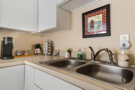 Studio w King Bed Walking distance to Beach & Shops view 4
