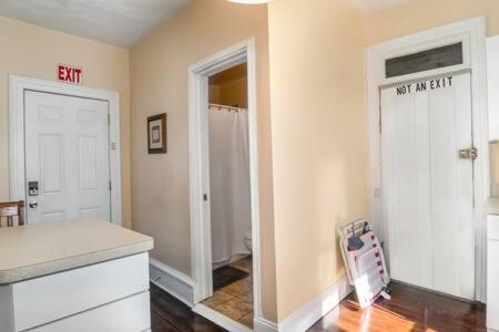 Studio w King Bed Walking distance to Beach & Shops view 5