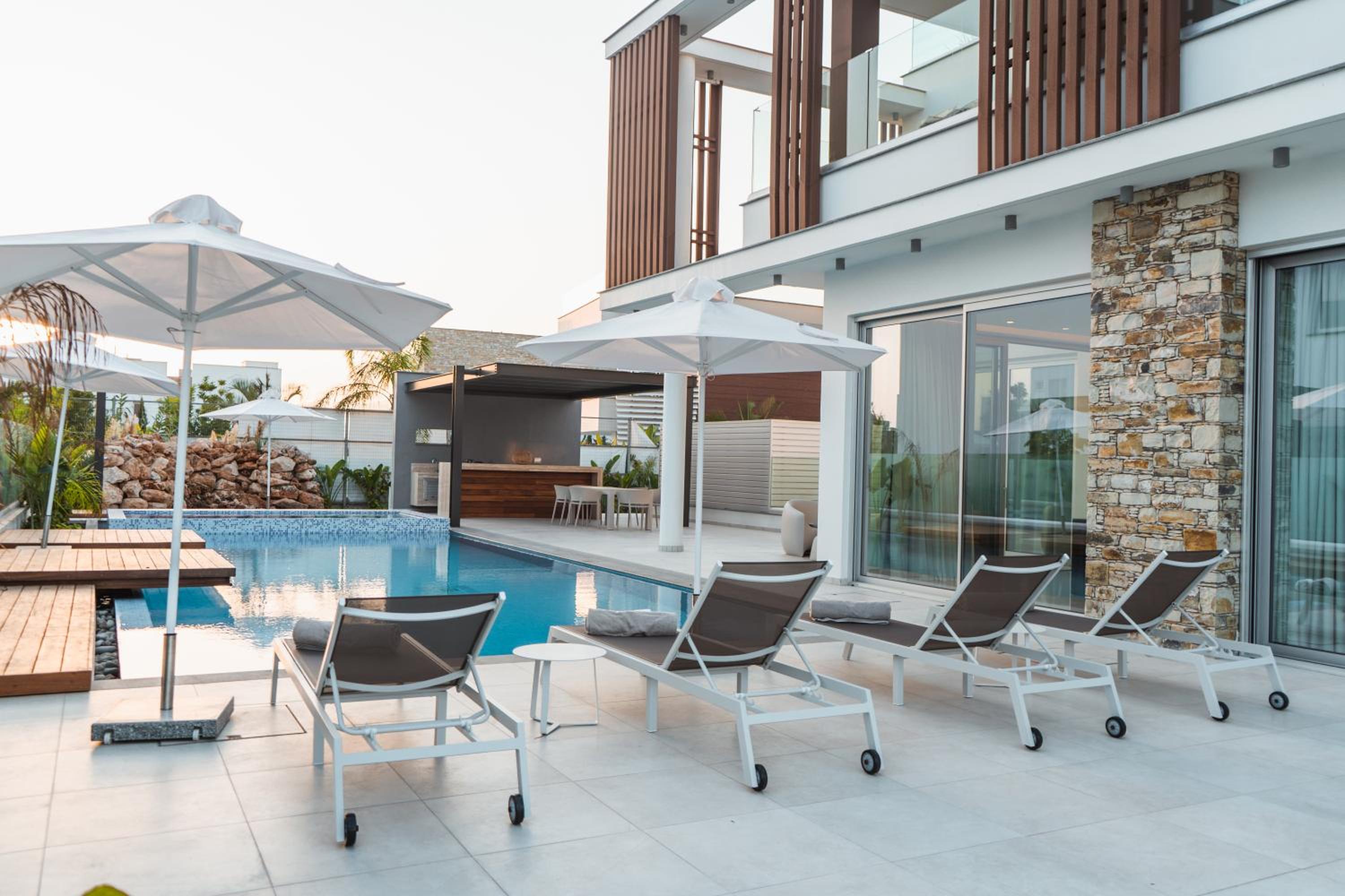 Beachfront Luxury Villa Glory