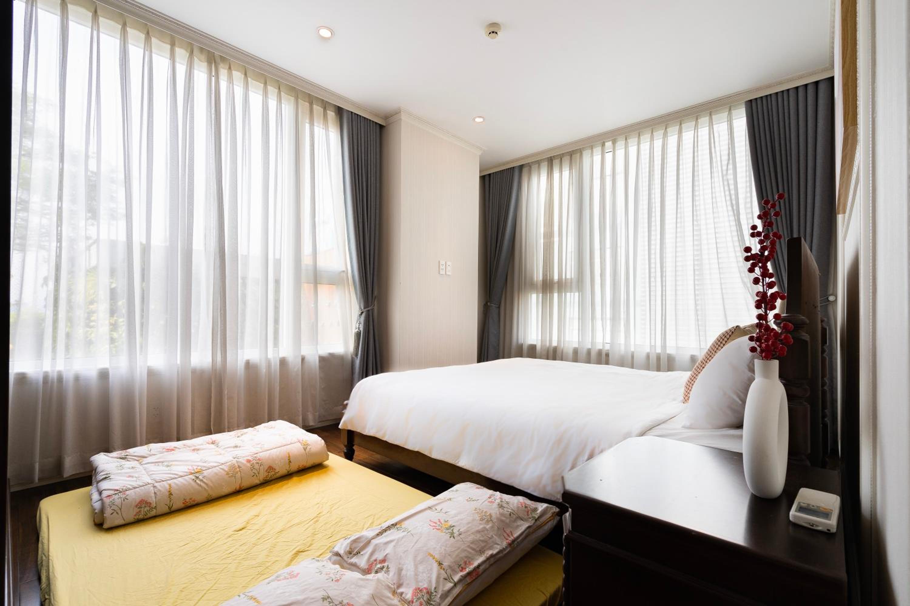 Leman Luxury 3 BR Apartment by Chloe