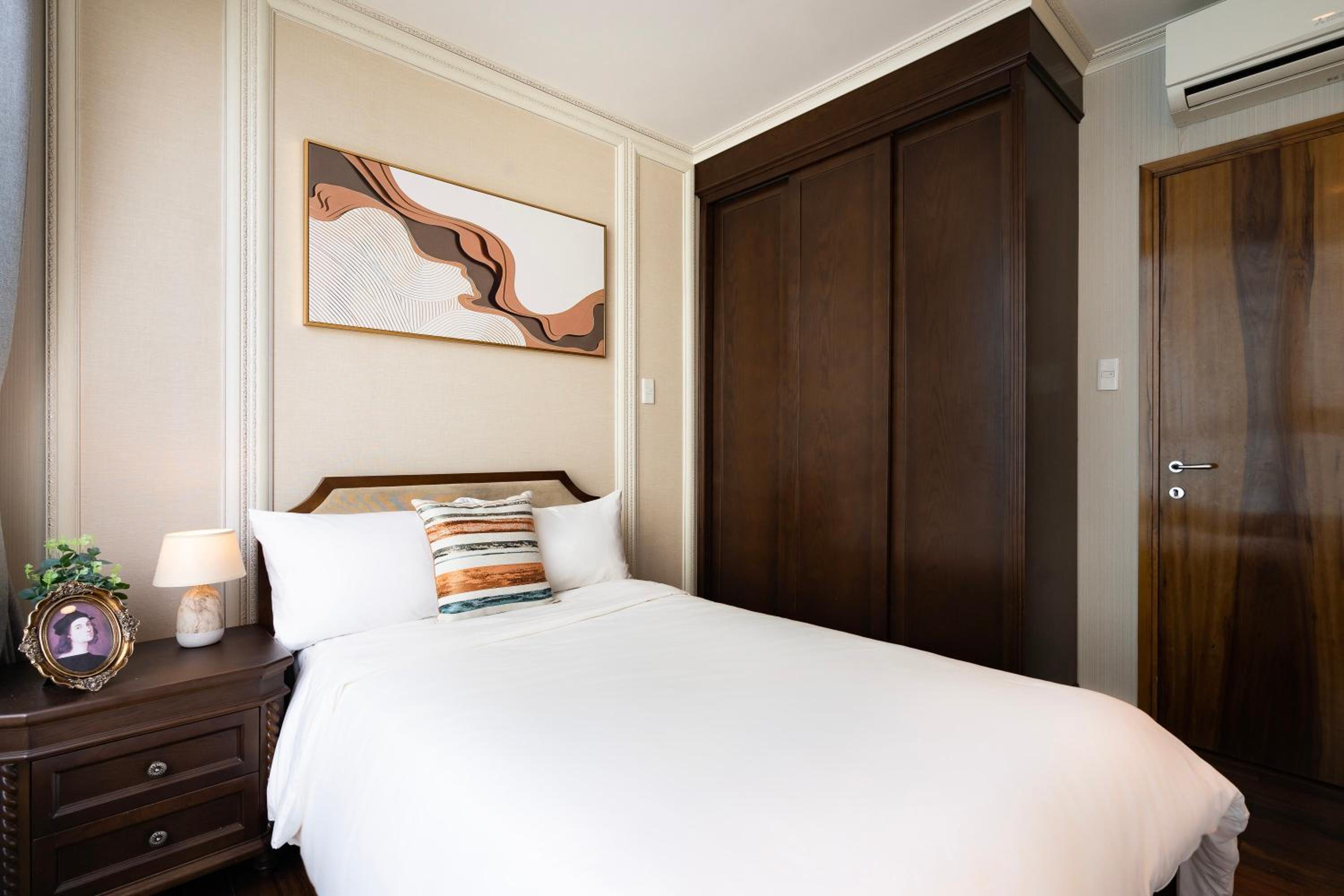 Leman Luxury 3 BR Apartment by Chloe