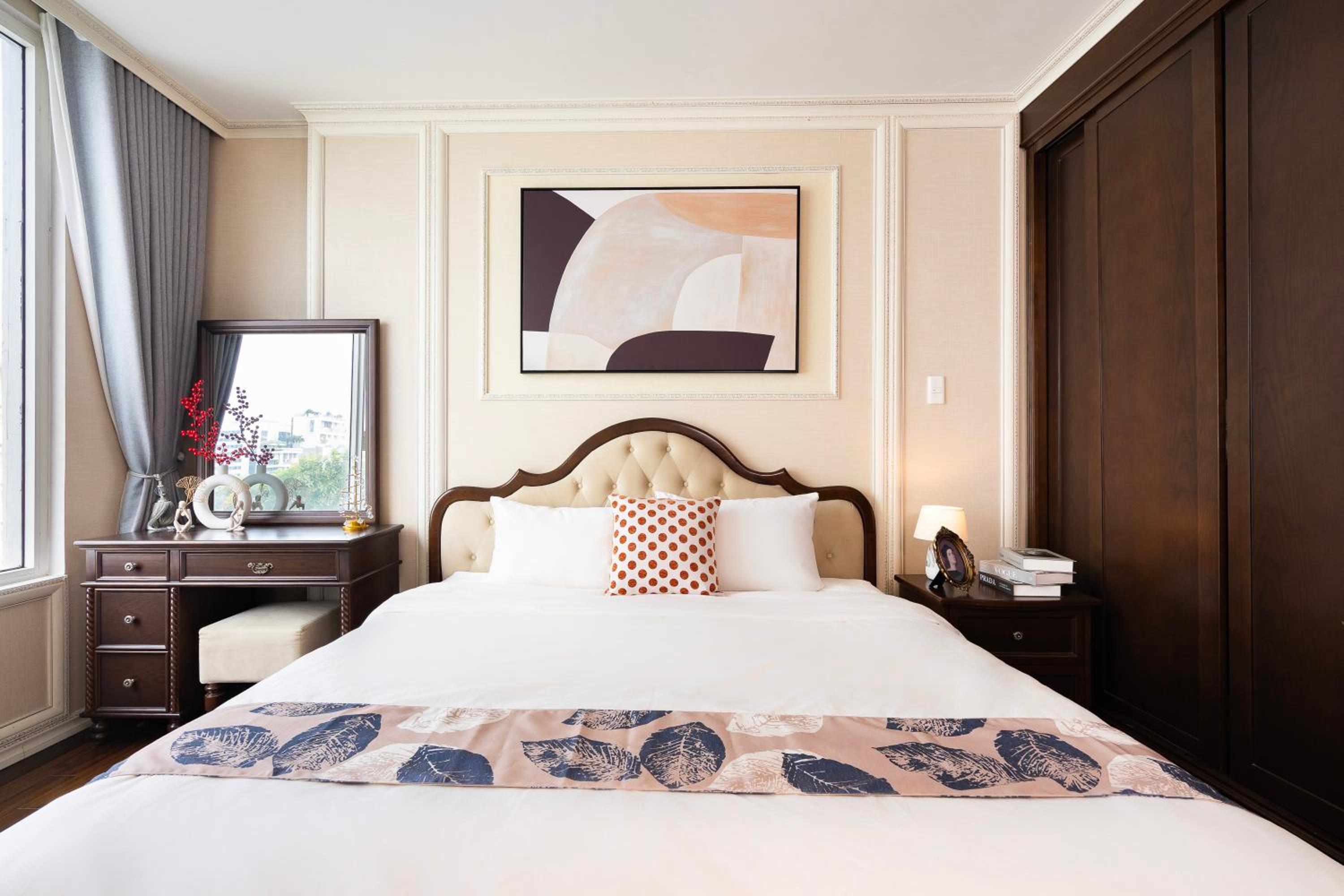 Leman Luxury 3 BR Apartment by Chloe