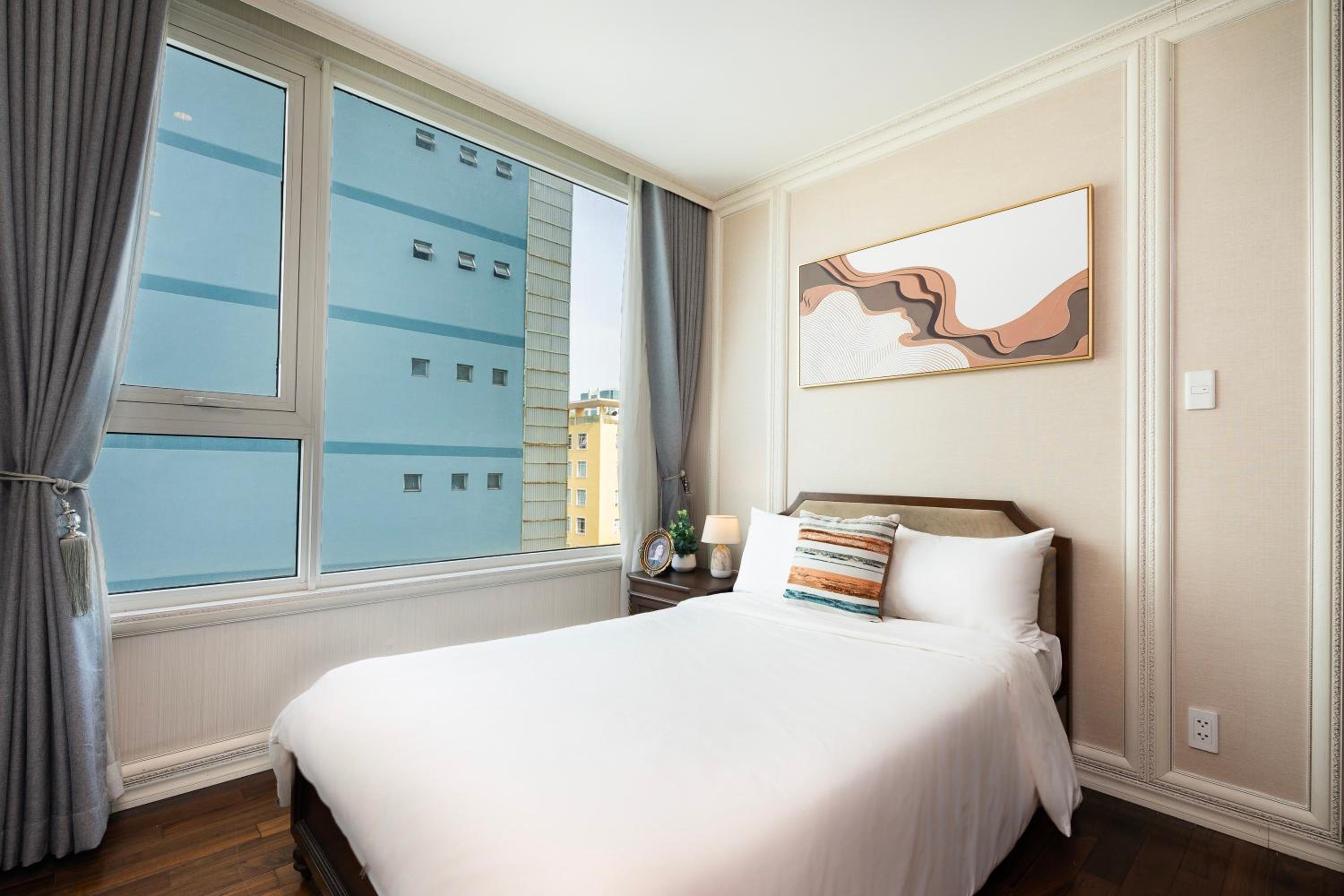 Leman Luxury 3 BR Apartment by Chloe