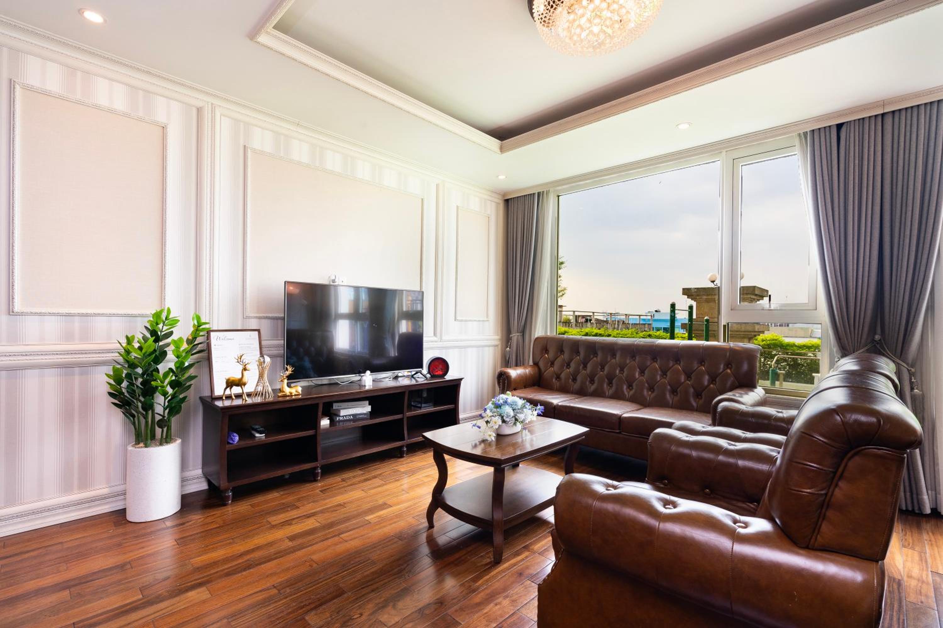 Leman Luxury 3 BR Apartment by Chloe