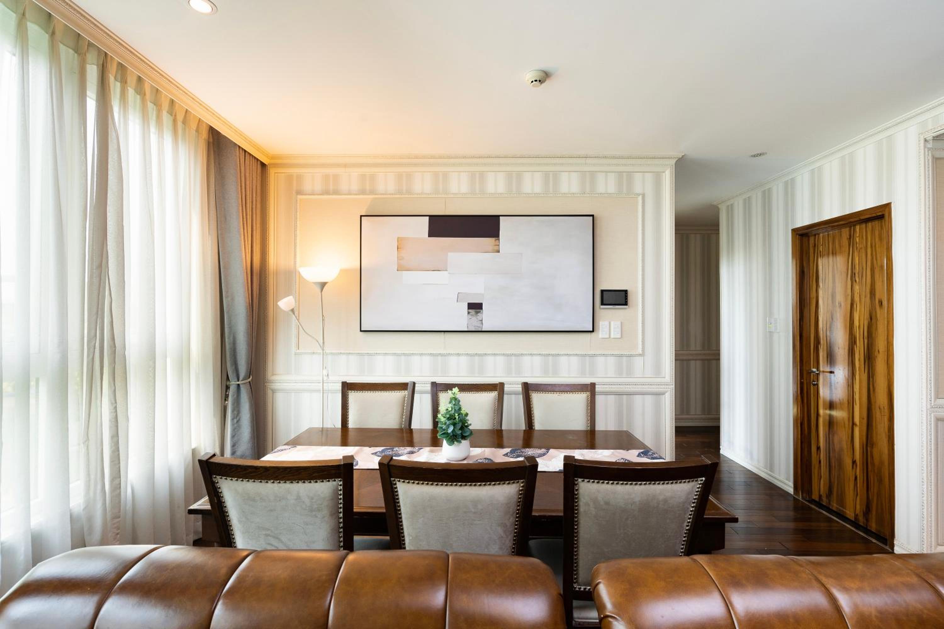 Leman Luxury 3 BR Apartment by Chloe