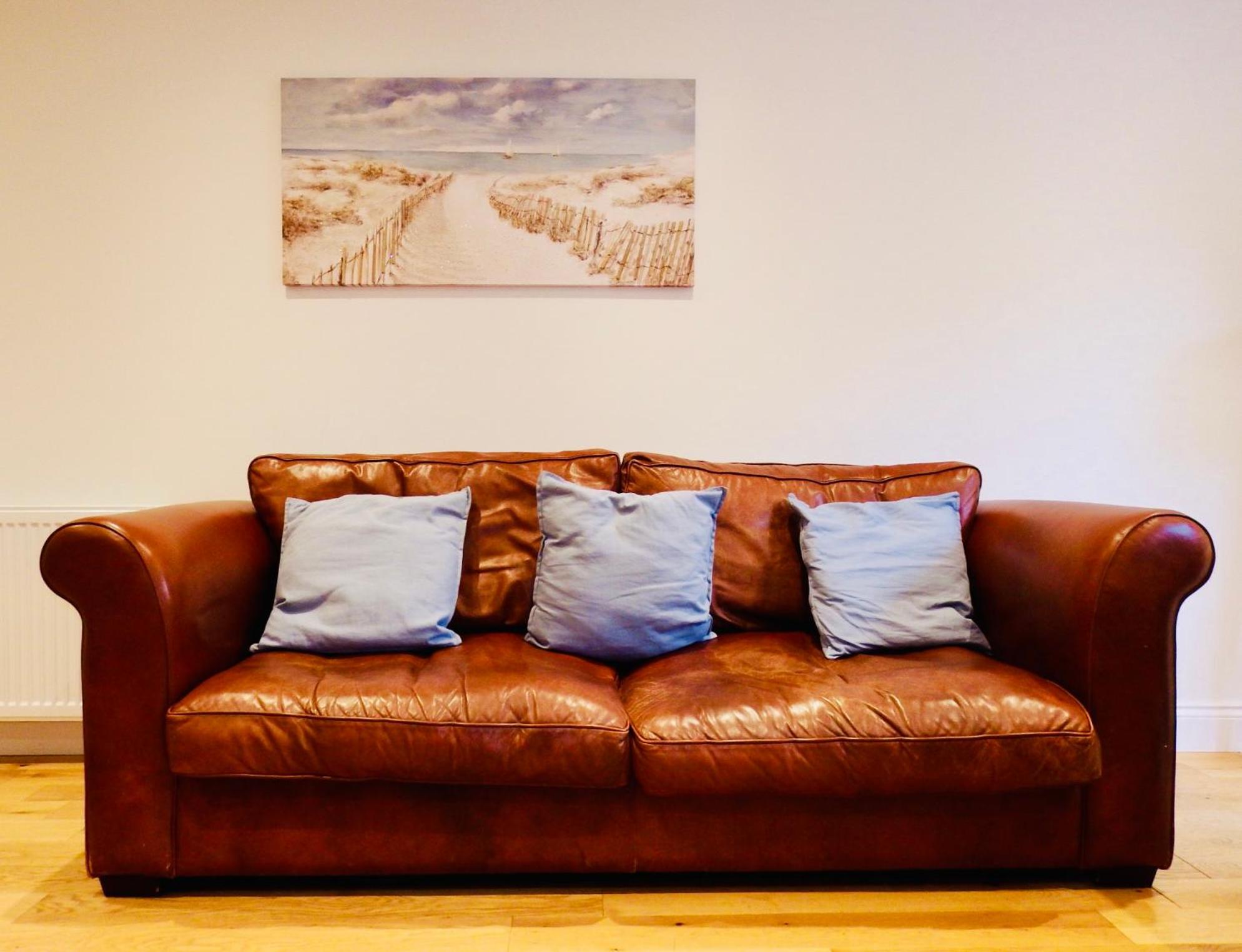 Newly Renovated 3 Bedroom Victorian Detached House view 3
