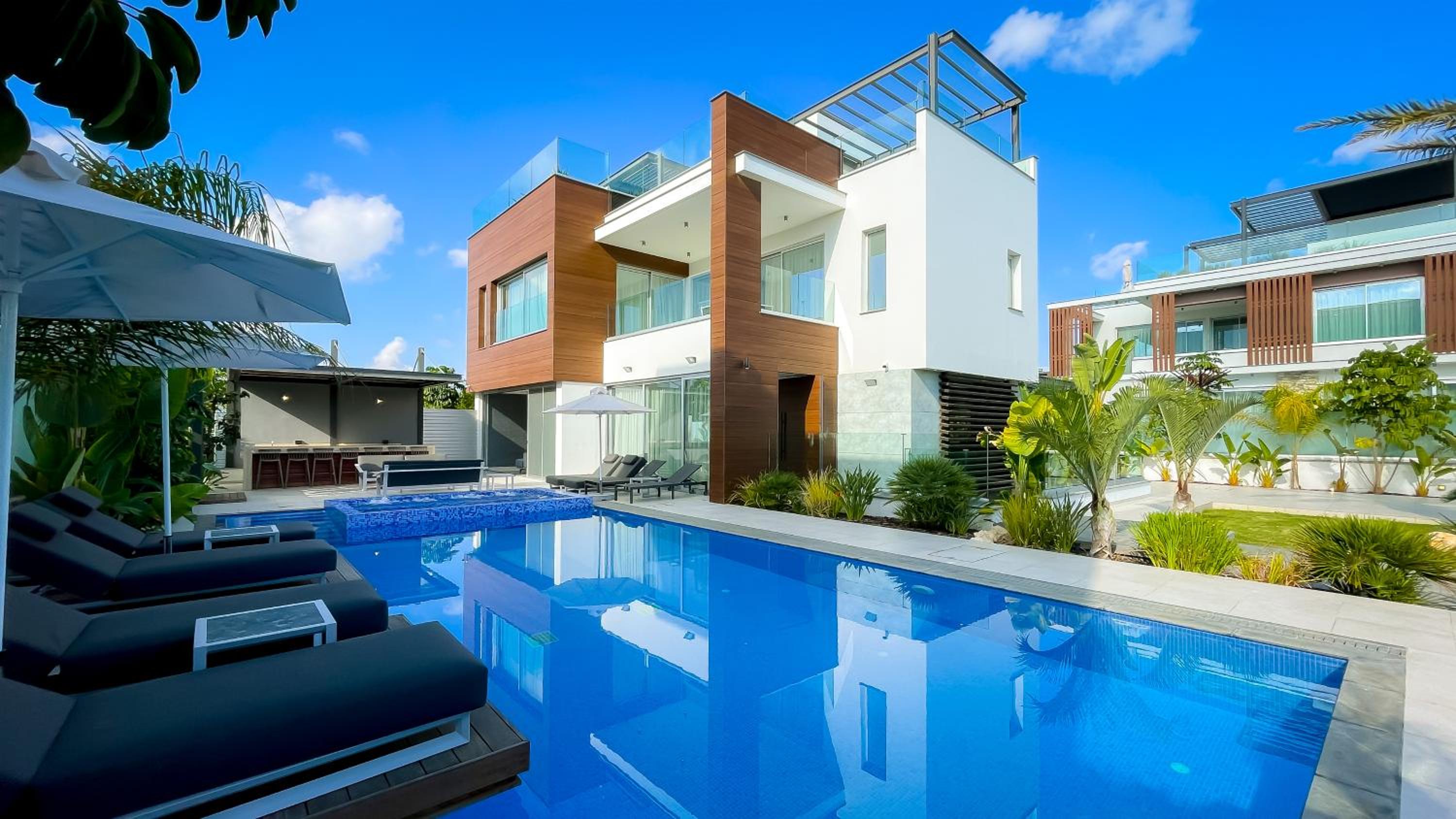 Beachfront Luxury Villa Glory