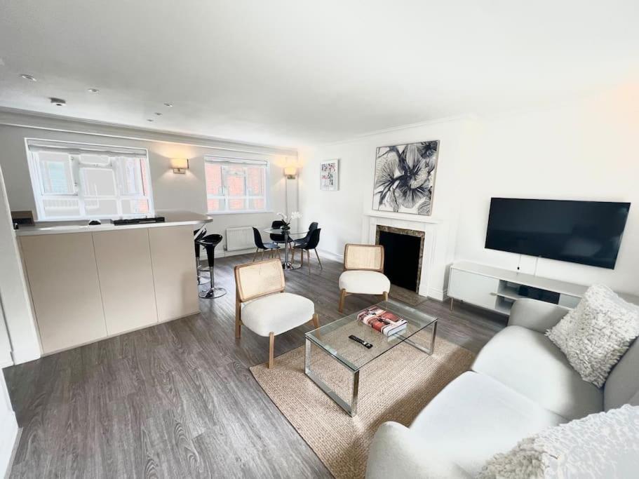 Split Level 2 Bed Apartment- Mayfair