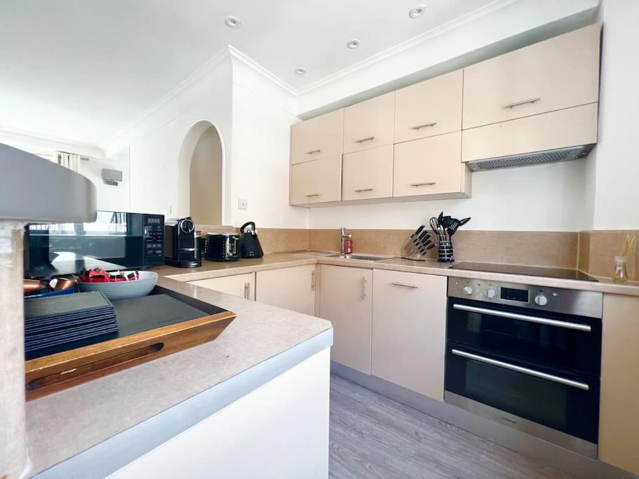 Split Level 2 Bed Apartment- Mayfair
