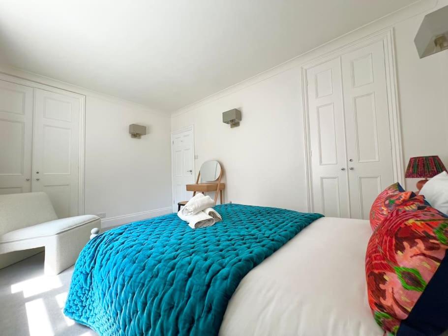 Split Level 2 Bed Apartment- Mayfair