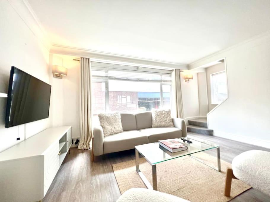Split Level 2 Bed Apartment- Mayfair