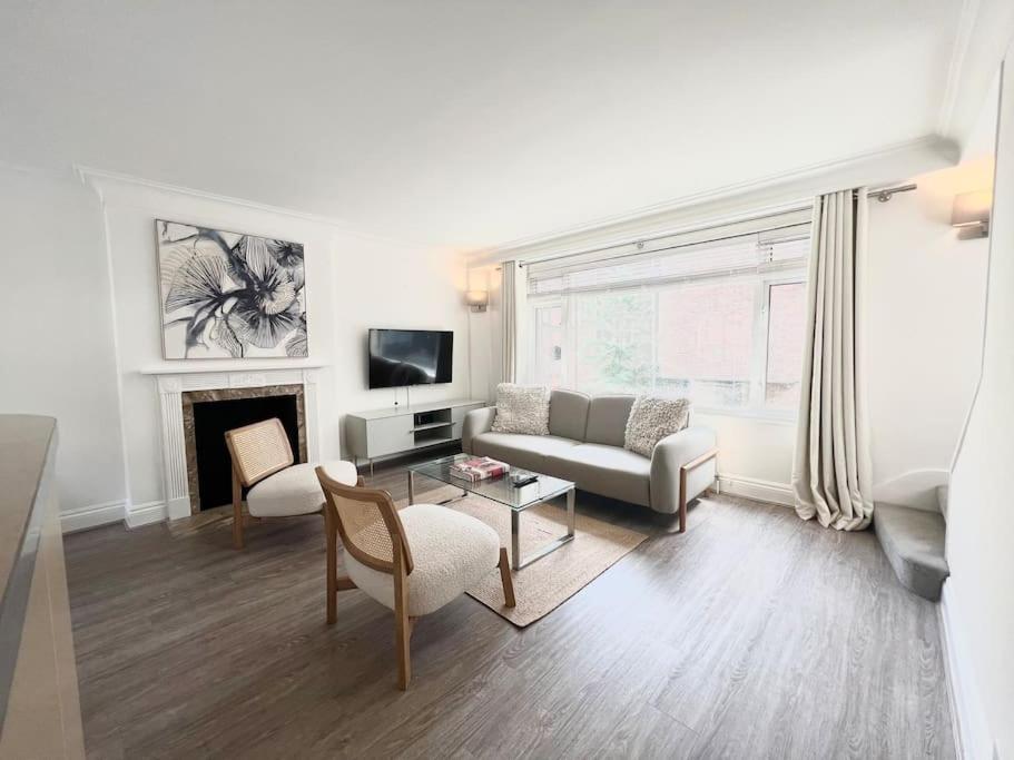 Split Level 2 Bed Apartment- Mayfair