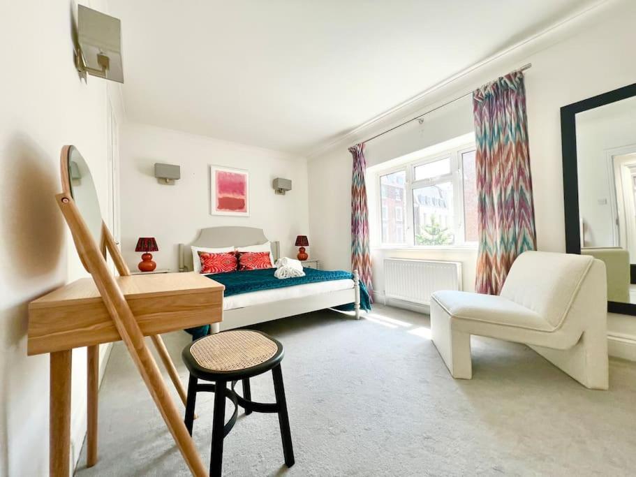 Split Level 2 Bed Apartment- Mayfair