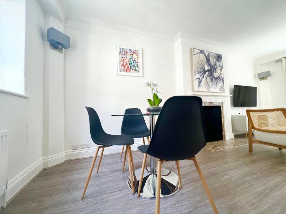 Split Level 2 Bed Apartment- Mayfair
