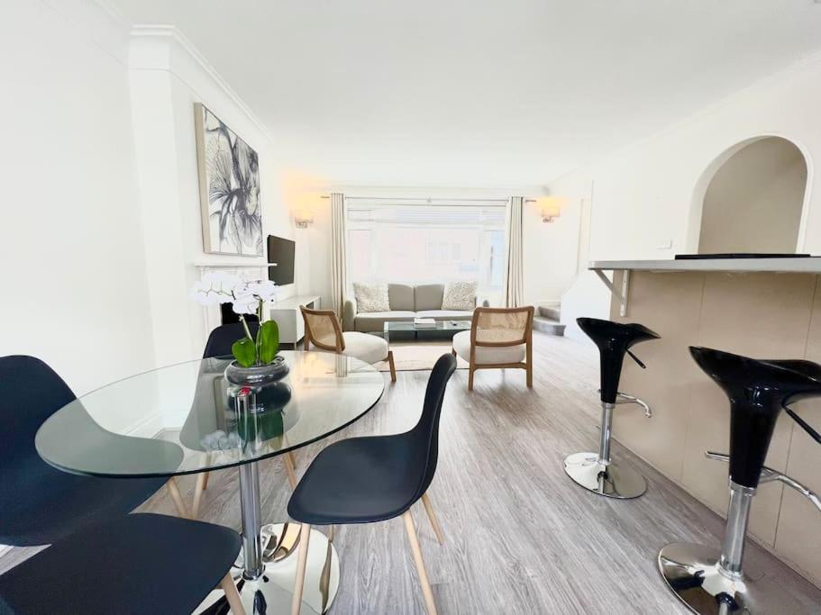 Split Level 2 Bed Apartment- Mayfair