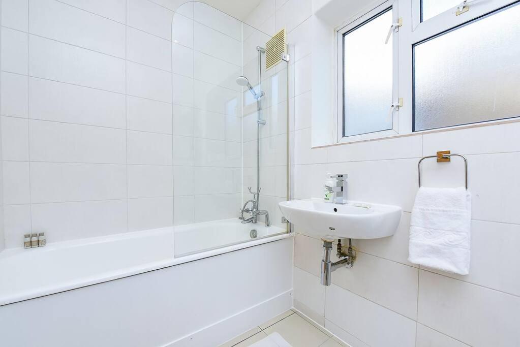 Split Level 2 Bed Apartment- Mayfair