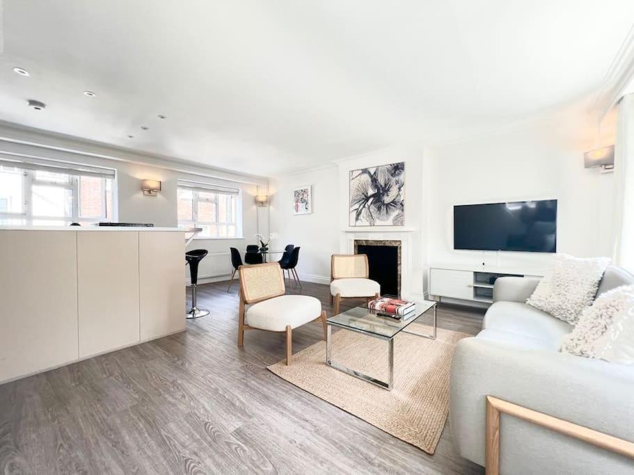 Split Level 2 Bed Apartment- Mayfair