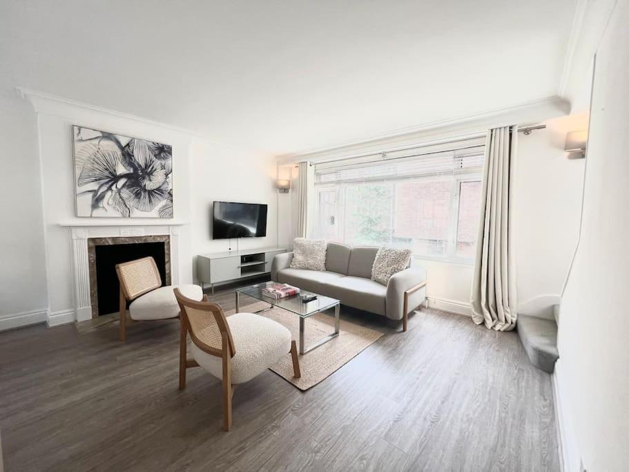 Split Level 2 Bed Apartment- Mayfair