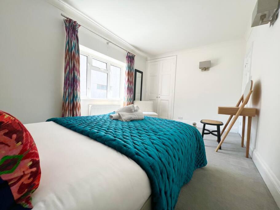 Split Level 2 Bed Apartment- Mayfair