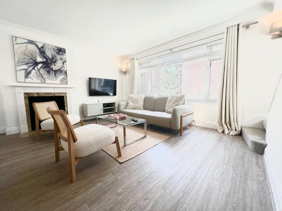 Split Level 2 Bed Apartment- Mayfair