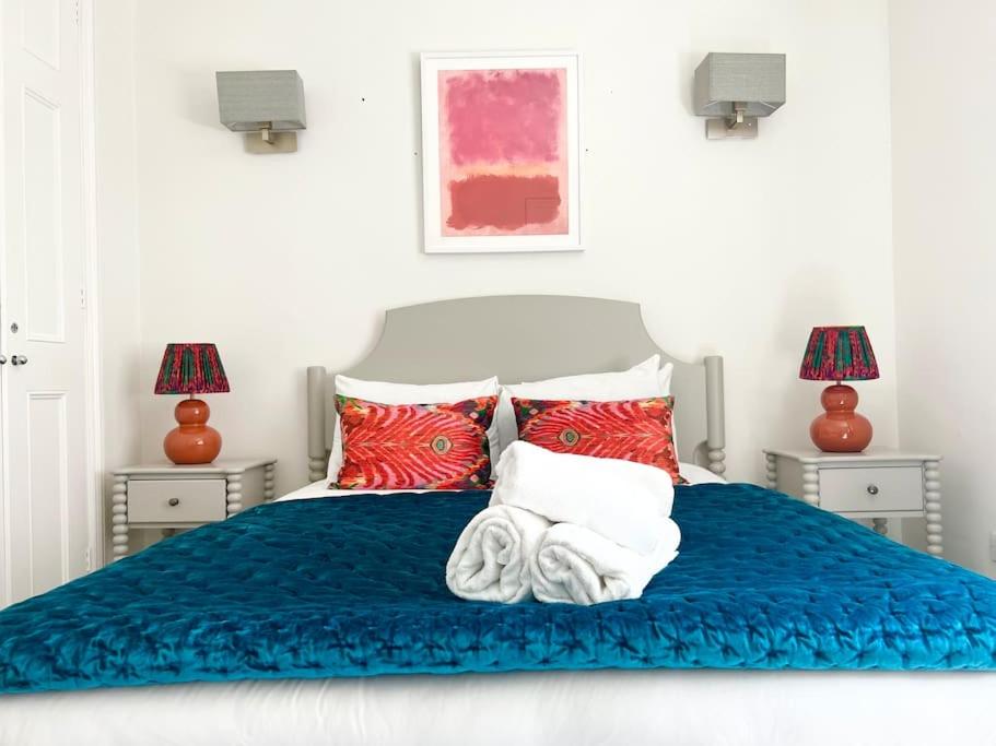 Split Level 2 Bed Apartment- Mayfair