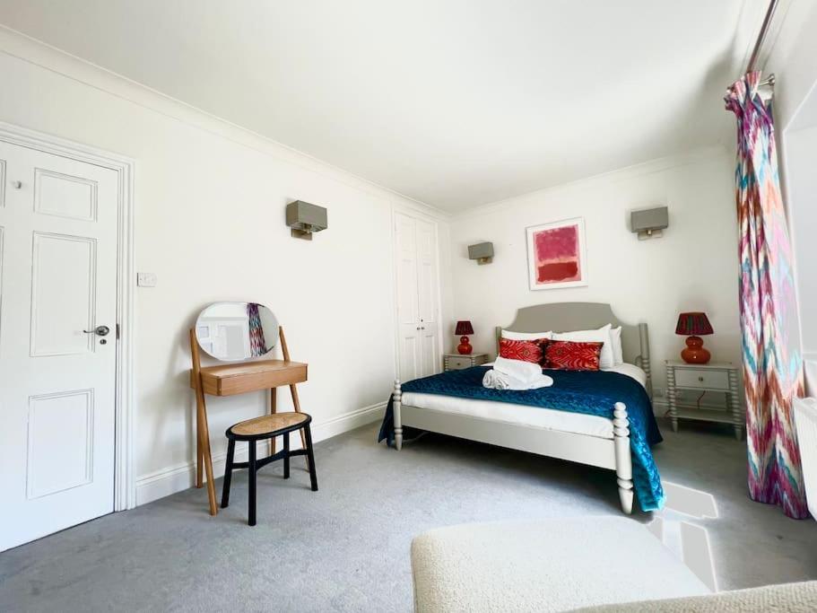 Split Level 2 Bed Apartment- Mayfair