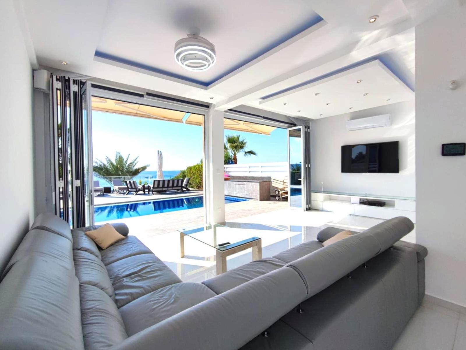 Villa Sunrise first line in Coral Bay