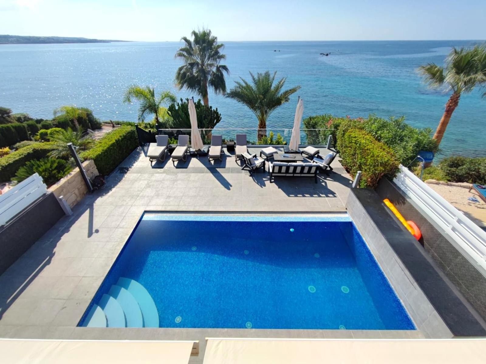 Villa Sunrise first line in Coral Bay