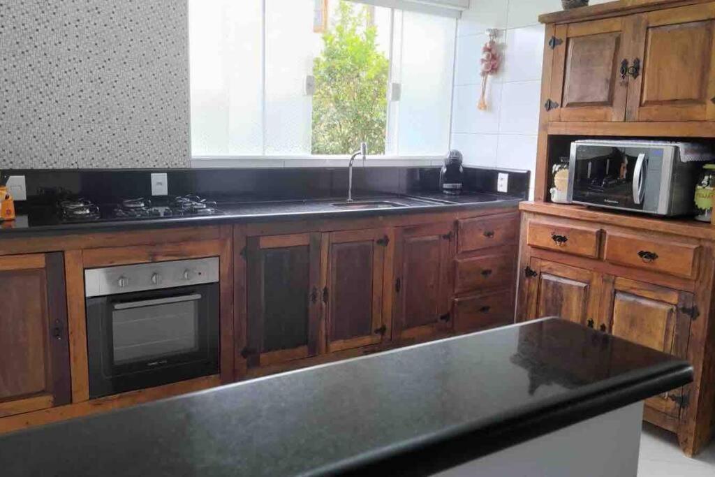 Casa com piscina no interior em condomínio fechado