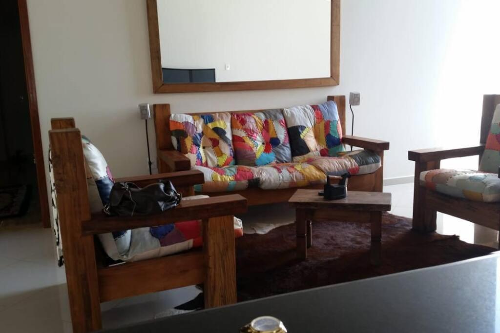 Casa com piscina no interior em condomínio fechado
