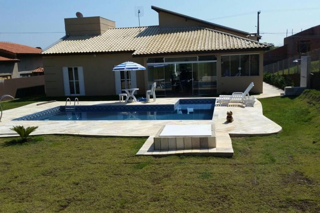 Casa com piscina no interior em condomínio fechado
