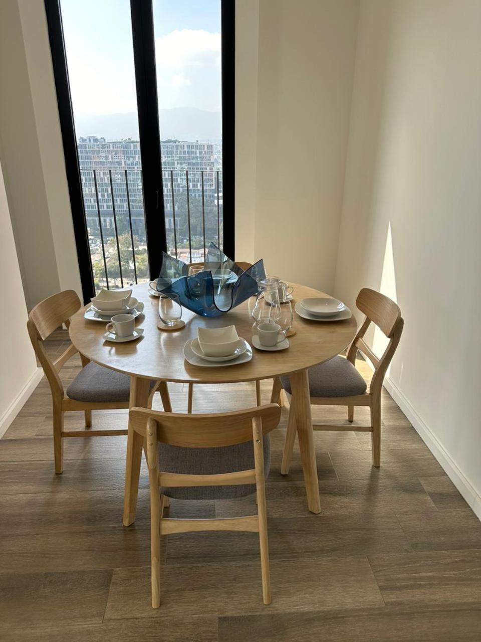 Apartamento de 3 Dormitorios, Zona 10, Parqueo, Gym, Piscina view 2