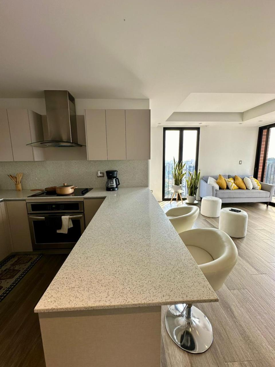 Apartamento de 3 Dormitorios, Zona 10, Parqueo, Gym, Piscina view 3