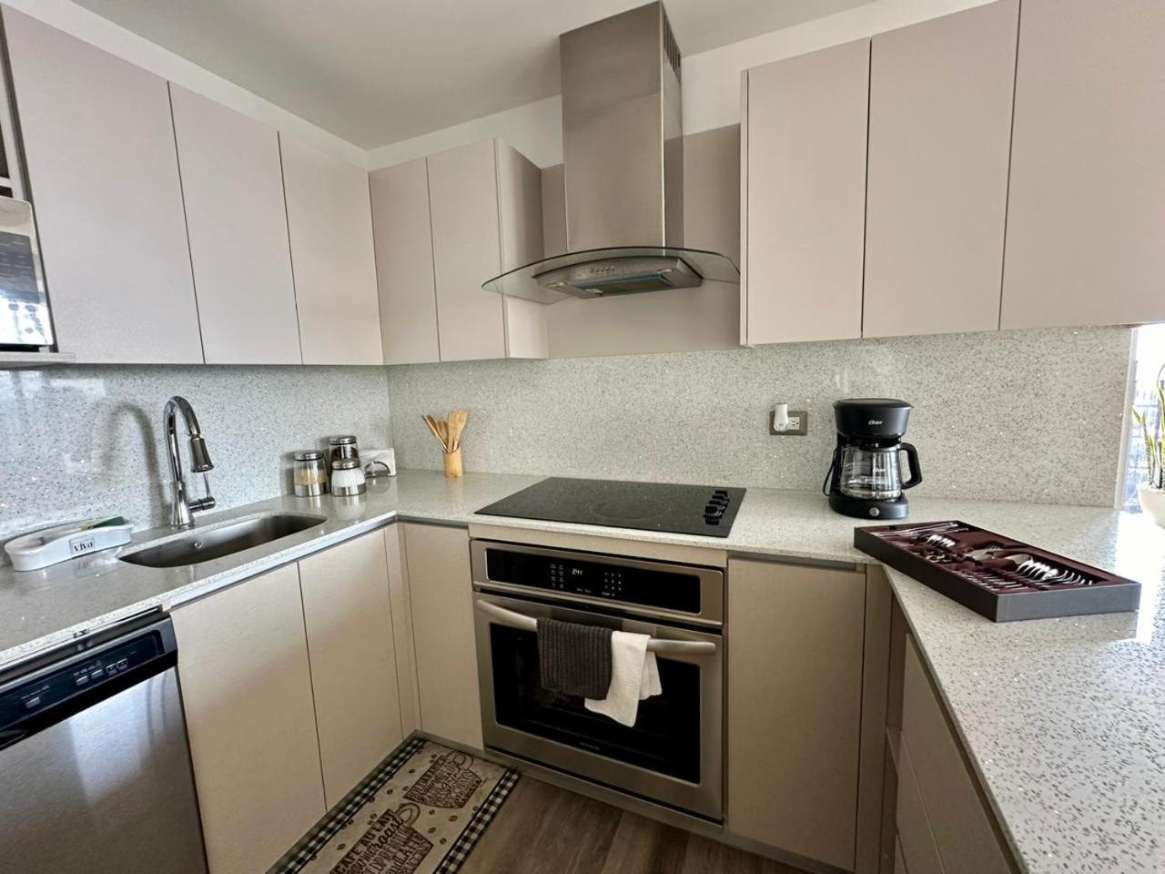Apartamento de 3 Dormitorios, Zona 10, Parqueo, Gym, Piscina view 4