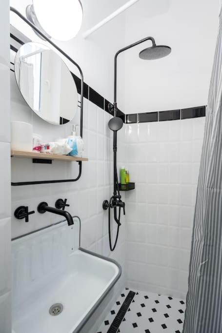 Exquisite Art Deco 2BR Apartment Prime Location