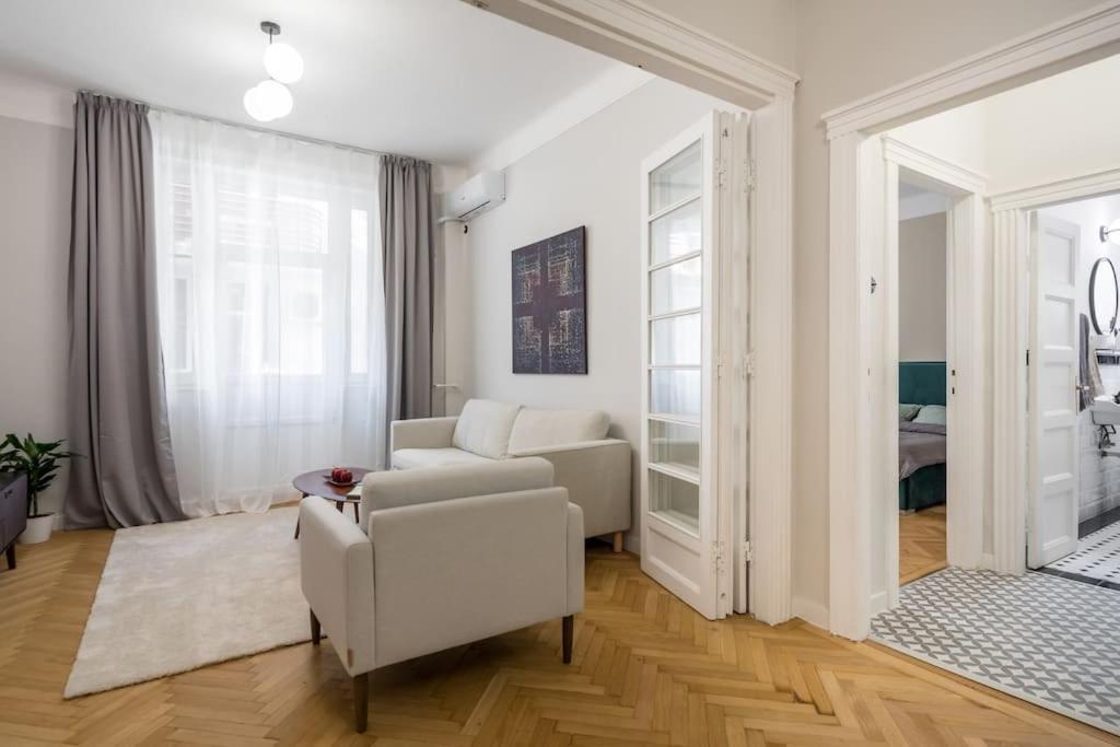 Exquisite Art Deco 2BR Apartment Prime Location