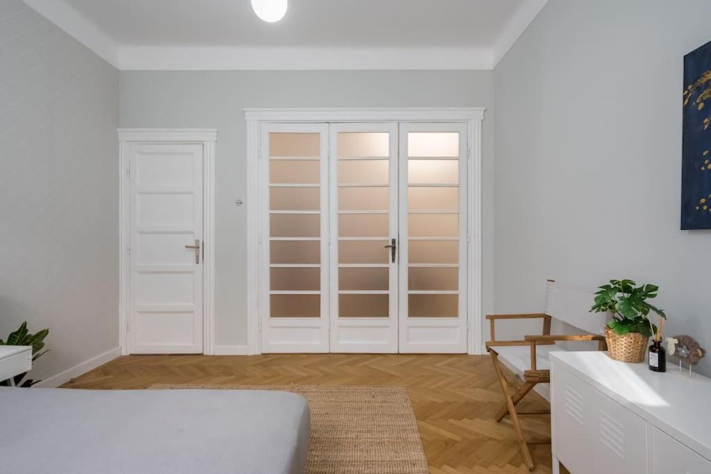 Exquisite Art Deco 2BR Apartment Prime Location
