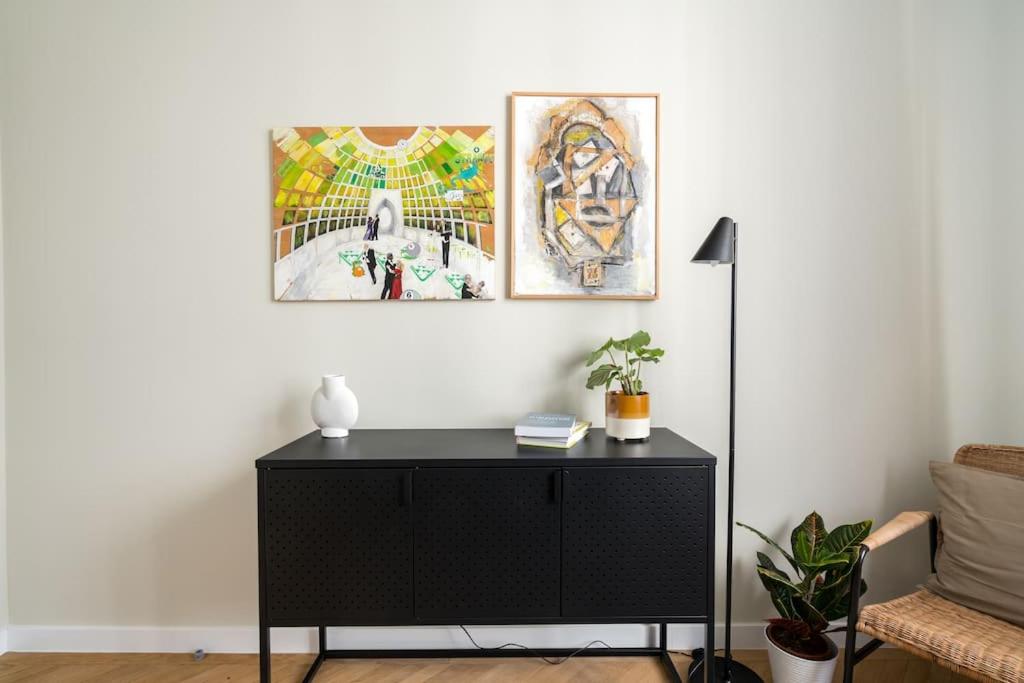 Exquisite Art Deco 2BR Apartment Prime Location
