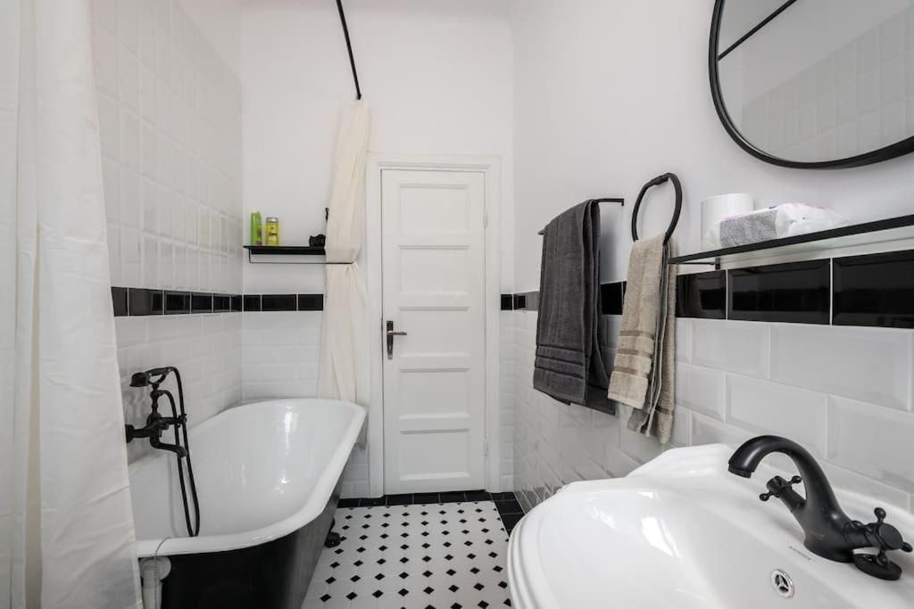 Exquisite Art Deco 2BR Apartment Prime Location