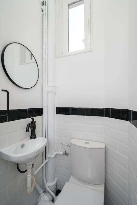 Exquisite Art Deco 2BR Apartment Prime Location