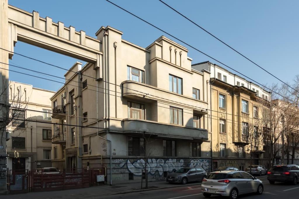 Exquisite Art Deco 2BR Apartment Prime Location