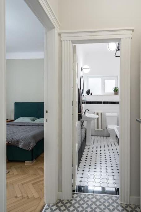 Exquisite Art Deco 2BR Apartment Prime Location