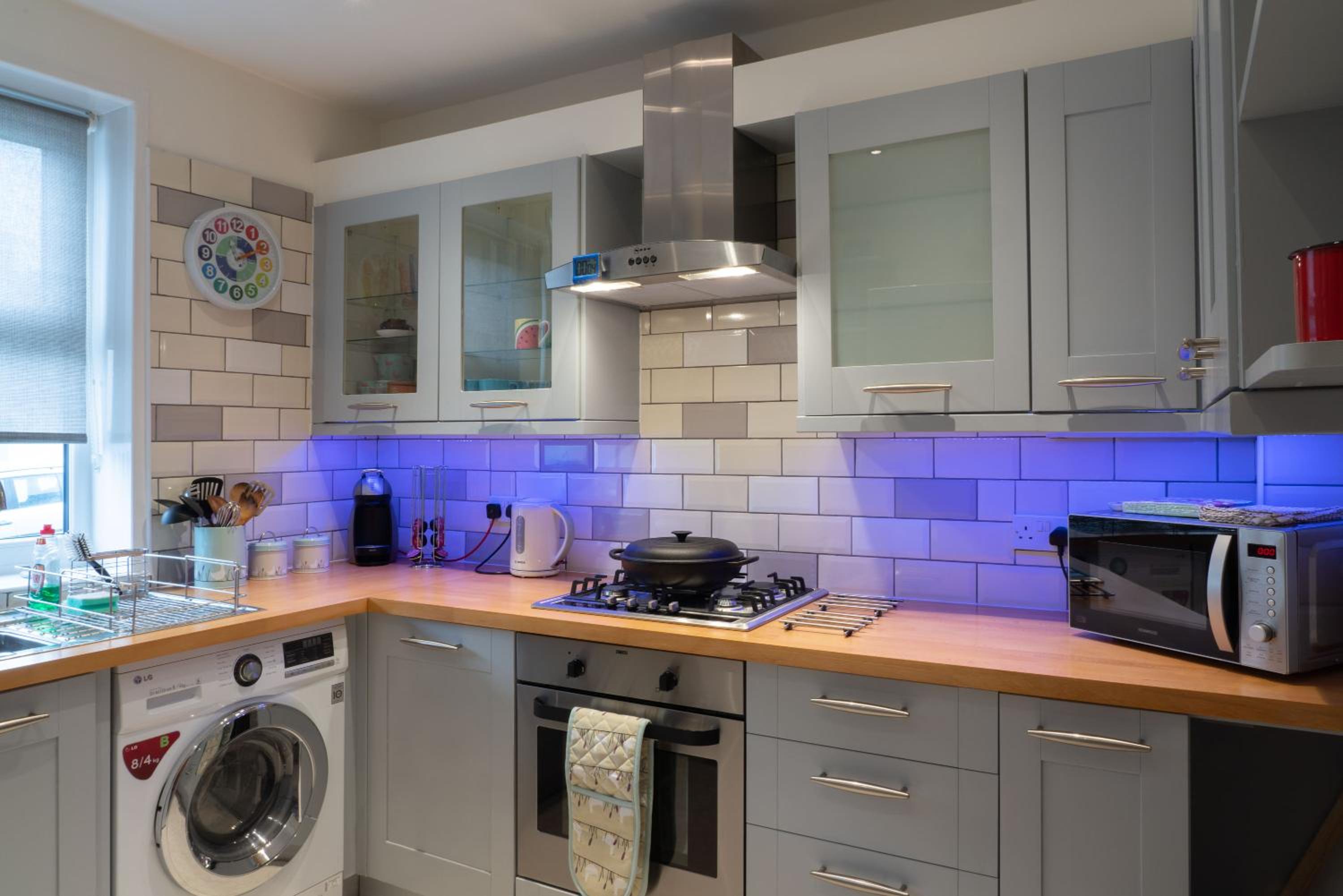 Sunny Queens Park Home - Garden & Private Parking view 5