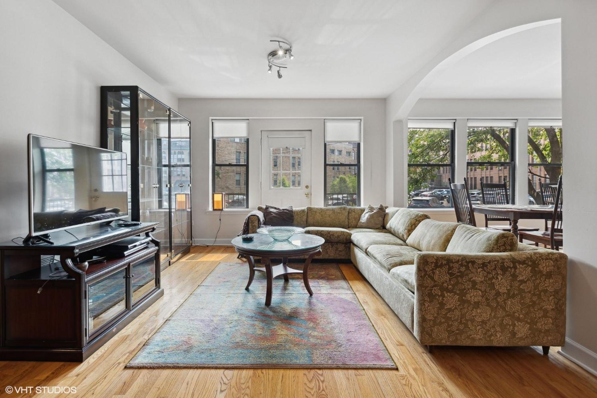 Wrigleyville Home away from Home! 5 mins from downtown! steps from Lake!! Cozy! view 3