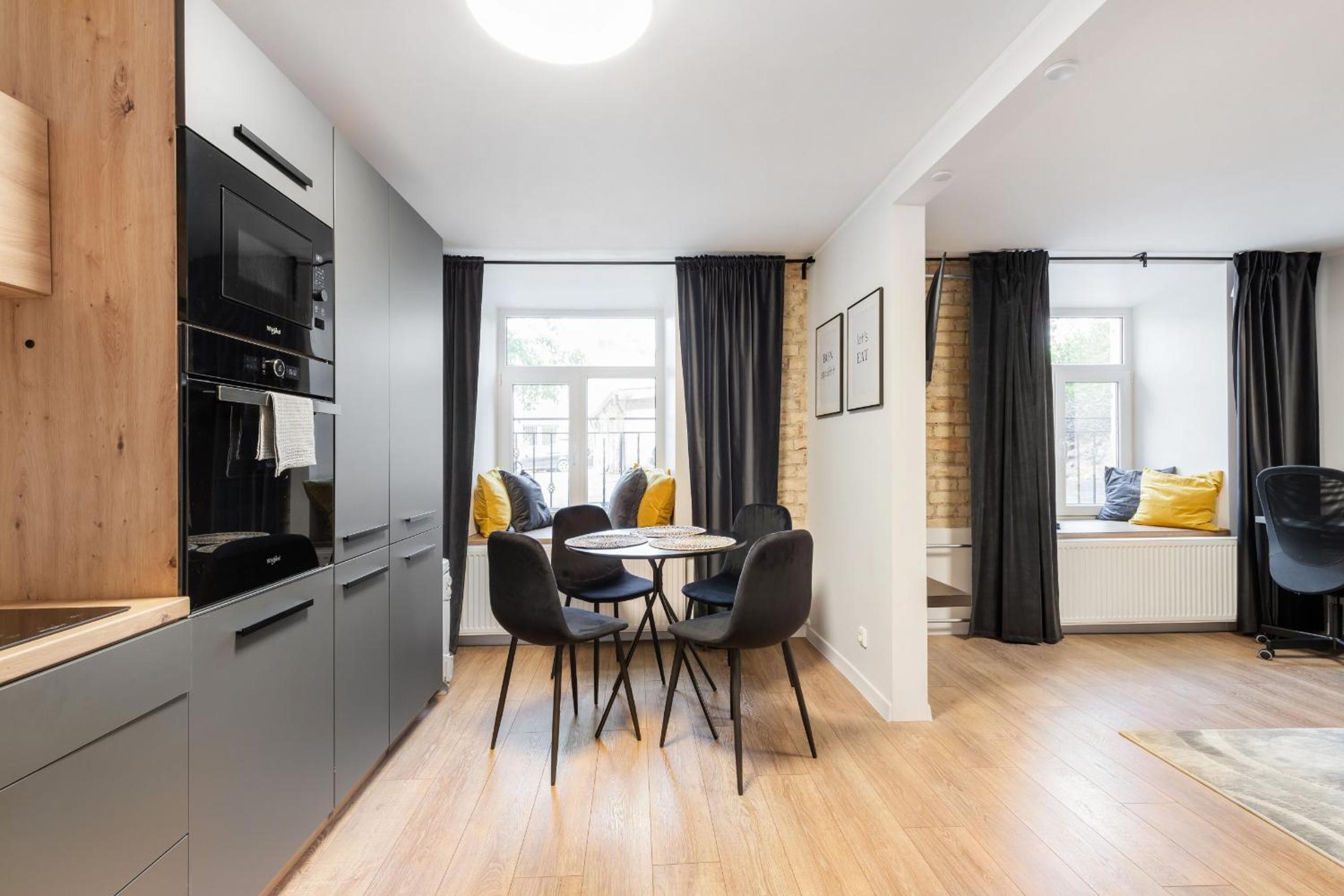 Newly Refurbished Lukiskiu Square Apartment by Reside Baltic view 3