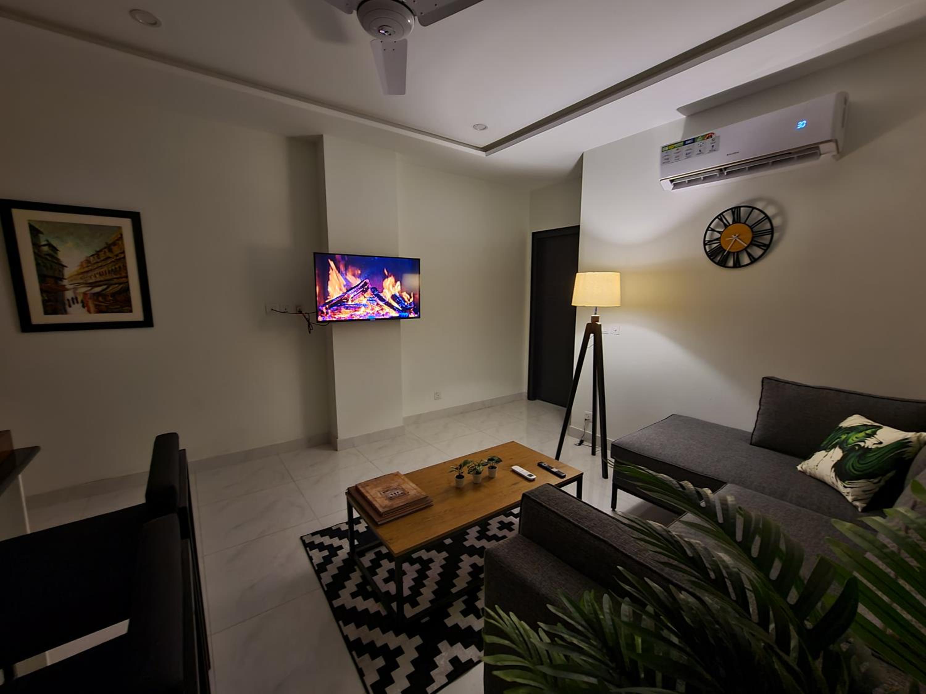 1 Bed Designer Suite, Pool, Gym, Cinema view 4